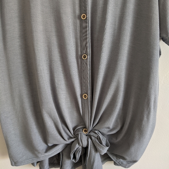 FINAL SALE 🆕🌿button DOWN TOP🌿 - Picture 3 of 8